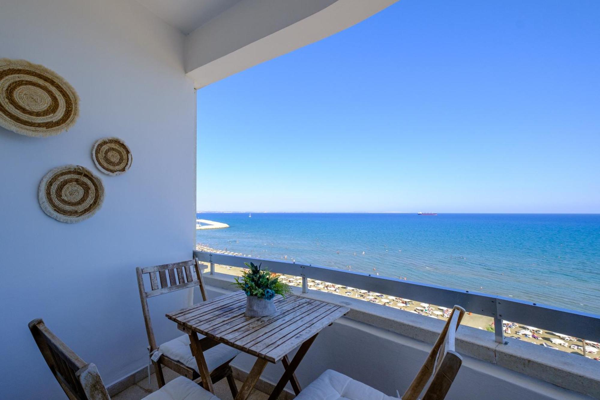Lazuli Sea View Beachfront- Ap 61 Lárnaka Kültér fotó
