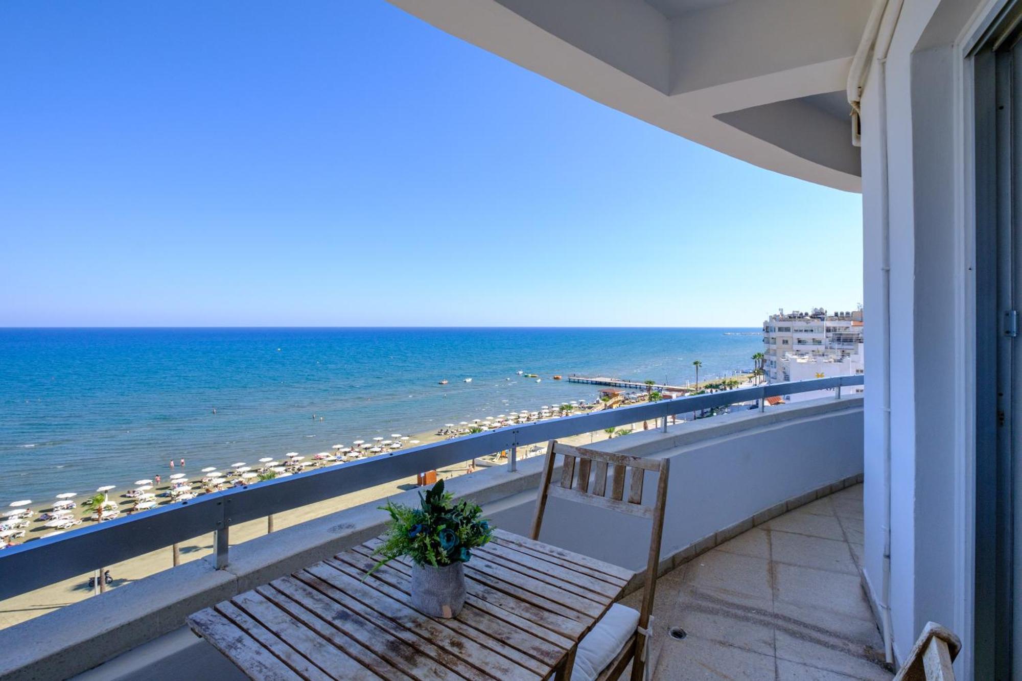 Lazuli Sea View Beachfront- Ap 61 Lárnaka Kültér fotó