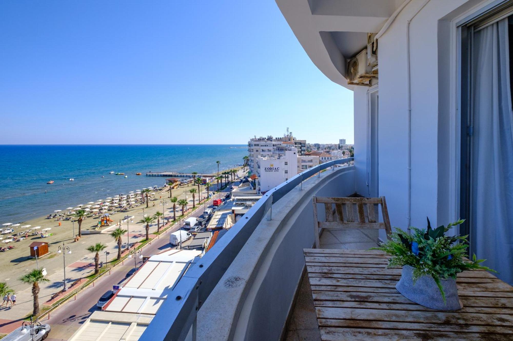 Lazuli Sea View Beachfront- Ap 61 Lárnaka Kültér fotó