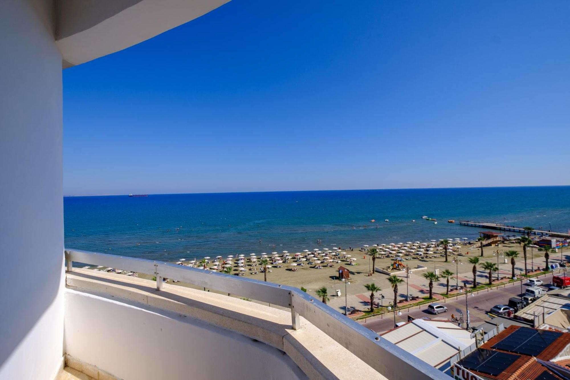 Lazuli Sea View Beachfront- Ap 61 Lárnaka Kültér fotó