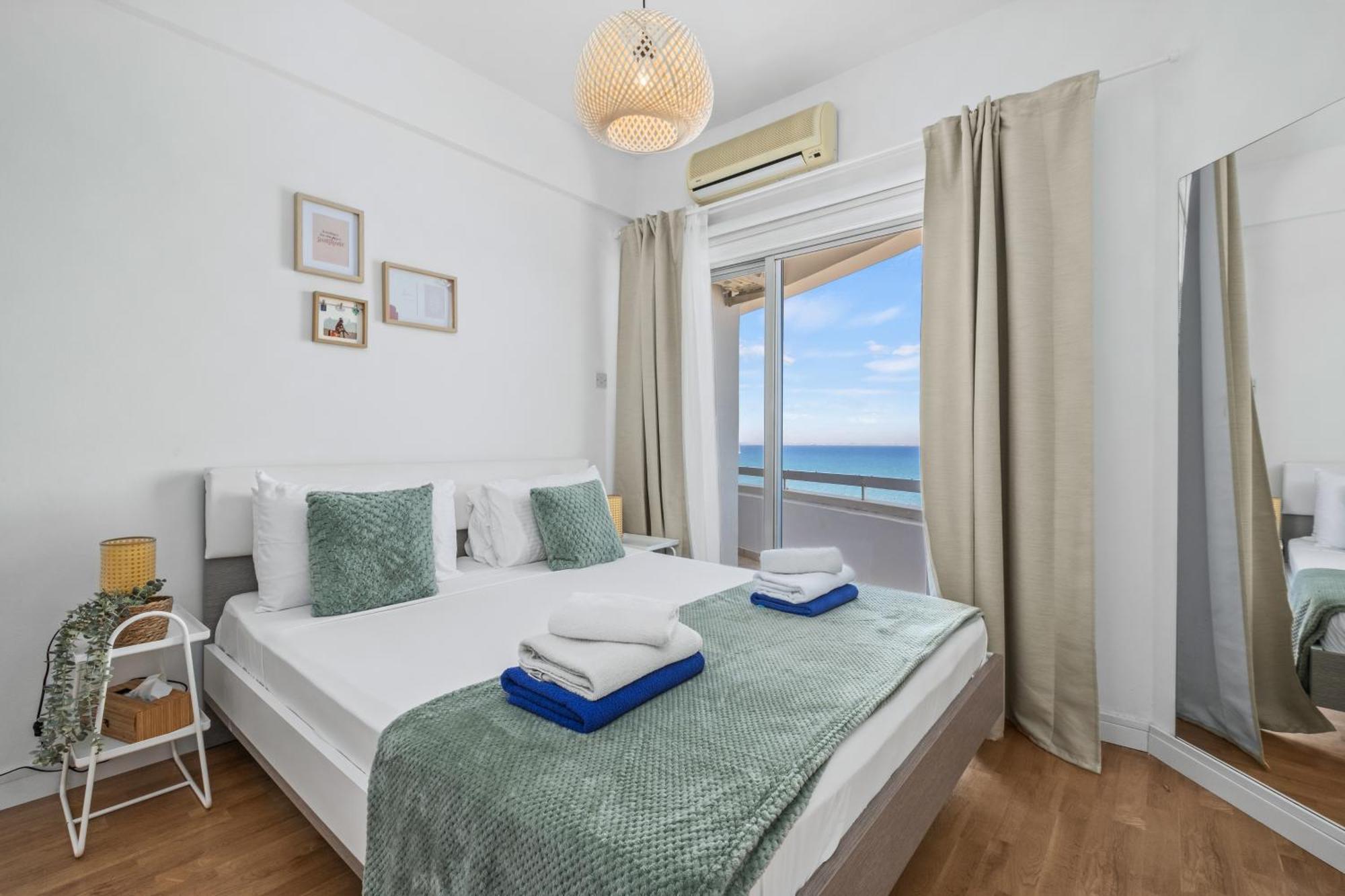 Lazuli Sea View Beachfront- Ap 61 Lárnaka Kültér fotó