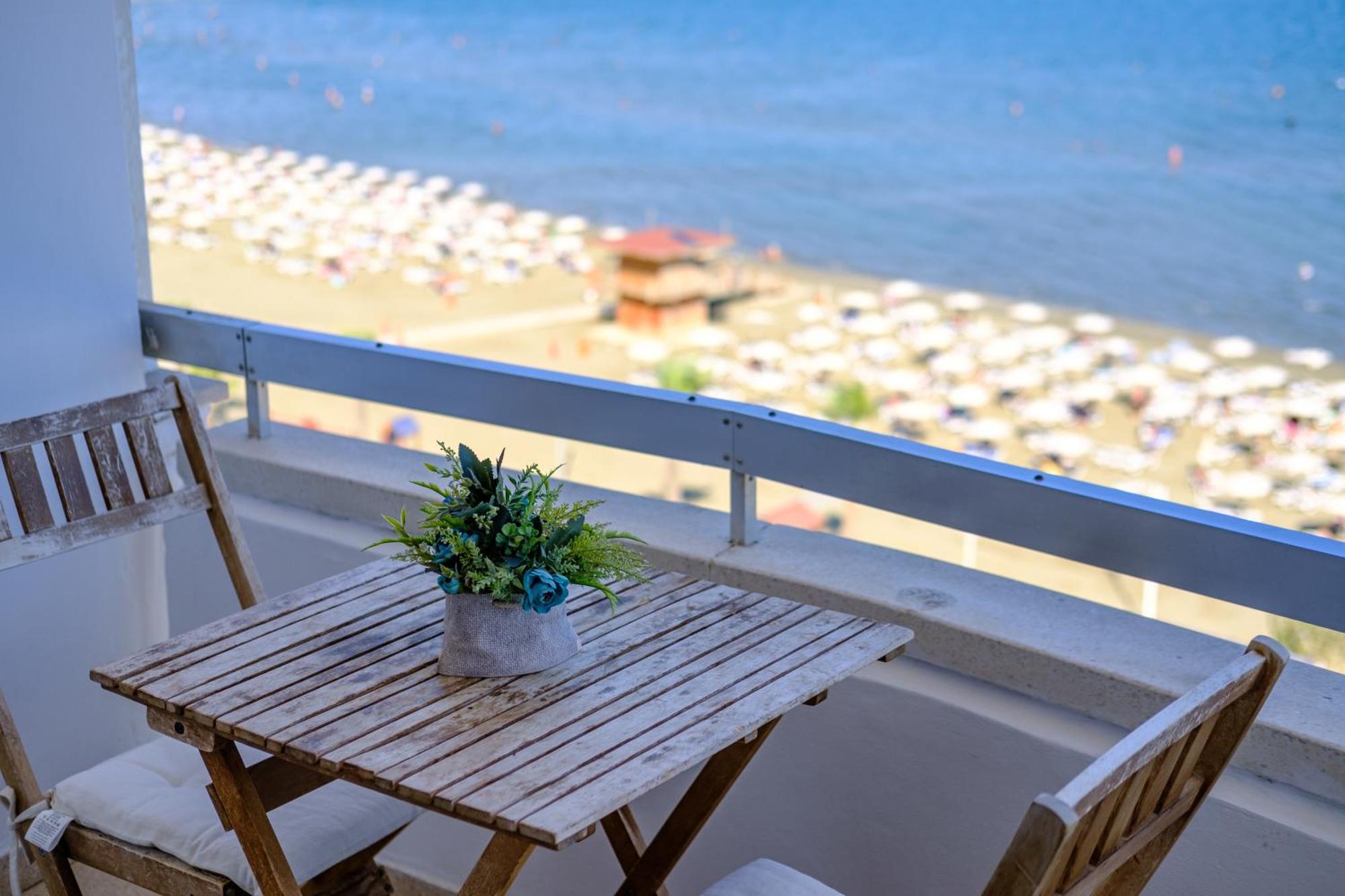 Lazuli Sea View Beachfront- Ap 61 Lárnaka Kültér fotó
