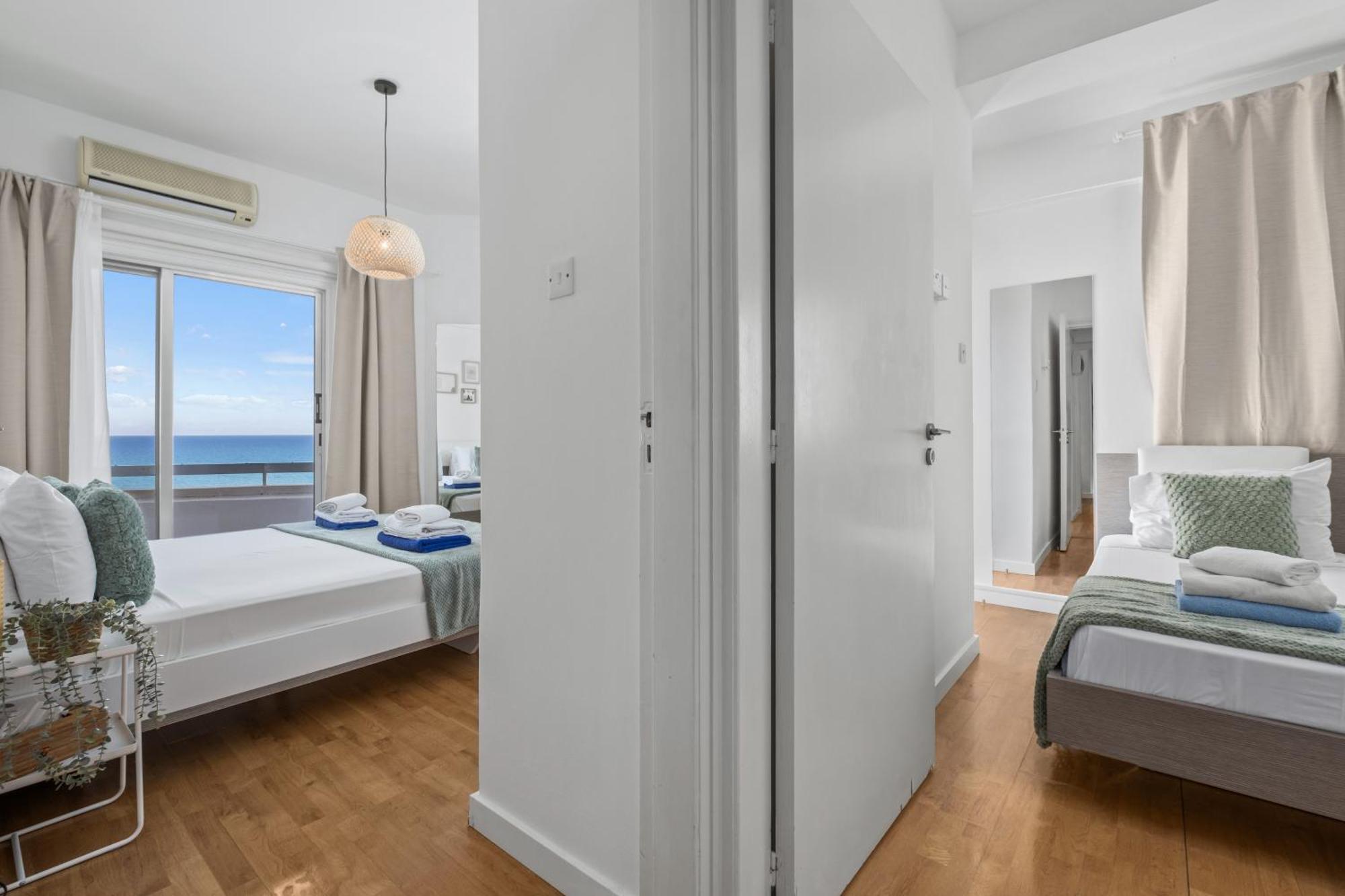 Lazuli Sea View Beachfront- Ap 61 Lárnaka Kültér fotó